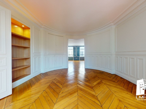Appartement T4 de 118 m² + Cave + Chambre de service à Paris 8ème